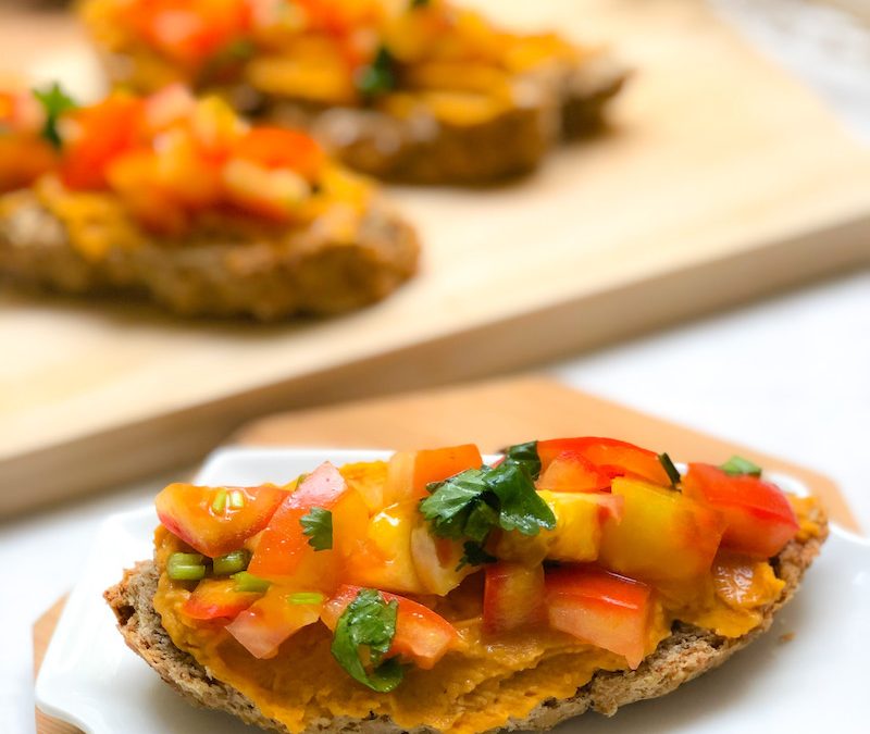 Tostadas de Pan Integral con Hummus de Chile Dulce