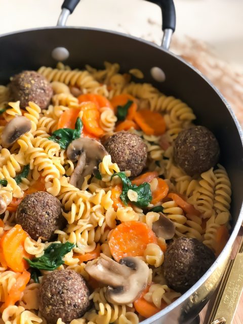 Pasta con Vegetales & Bolitas de Frijol - Jime Smith