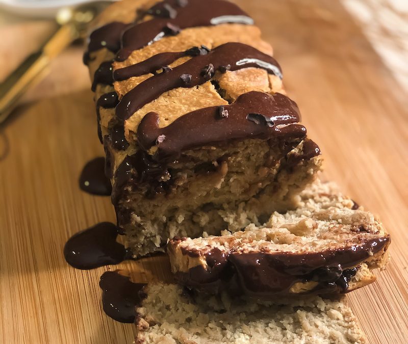 Pan de Banano con Salsa de Chocolate